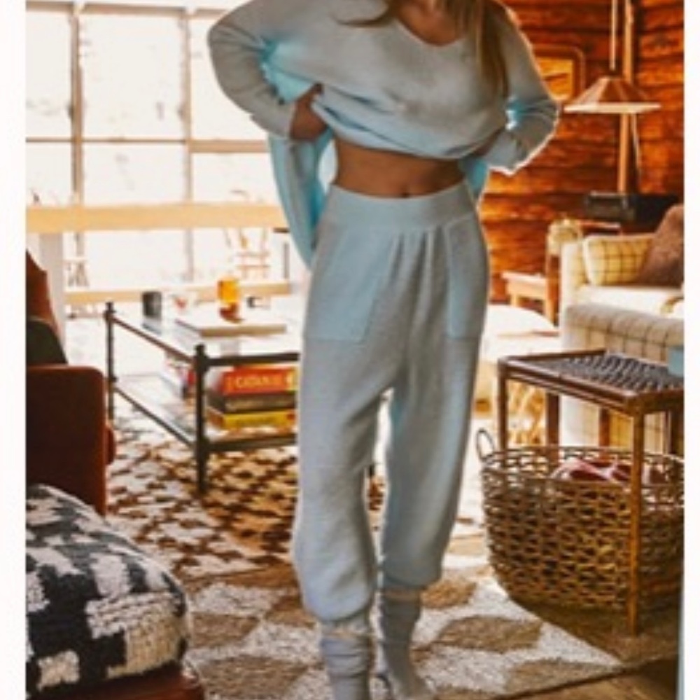 Free People —-    Medium size, Cozy Set - Matching Pants + Top Oversized